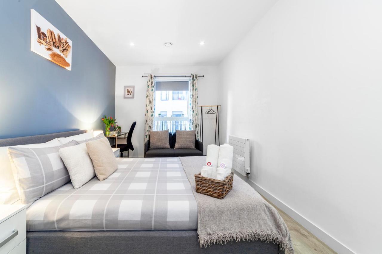 Private Double Bd With Optional Balcony, 15 Mins To London Cc Apartment Екстериор снимка