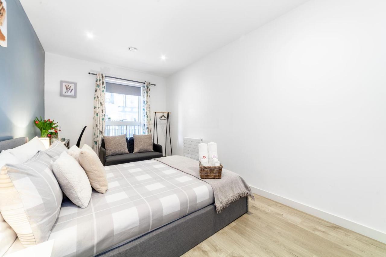 Private Double Bd With Optional Balcony, 15 Mins To London Cc Apartment Екстериор снимка